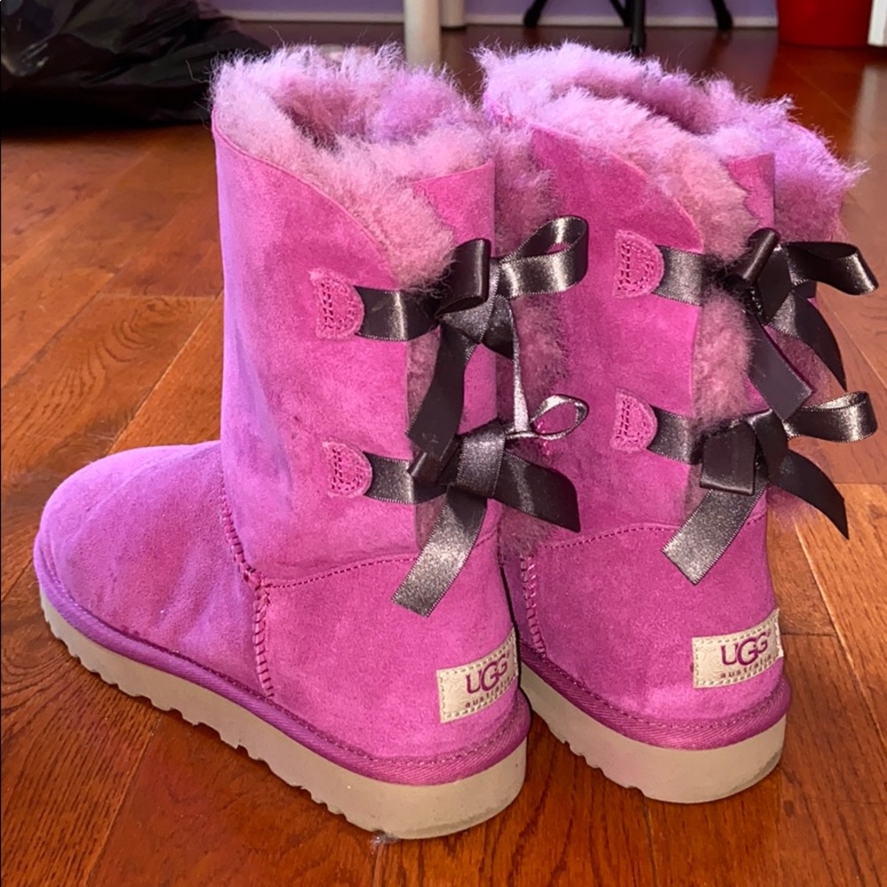 MAGENTA BOW BACK UGGS